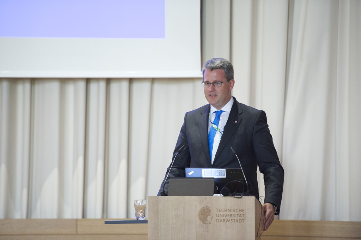 Staatssekretär Patrick Burghardt hielt ein Grußwort.