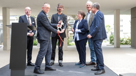 Symbolische Schlüsselübergabe für den Neubau des „Forschungszentrums Cybersicherheit und Privatheit“.